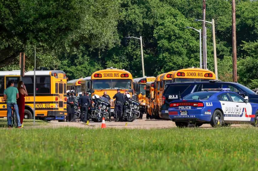 Tiroteo afuera de la James Bowie High School deja 1 estudiante muerto