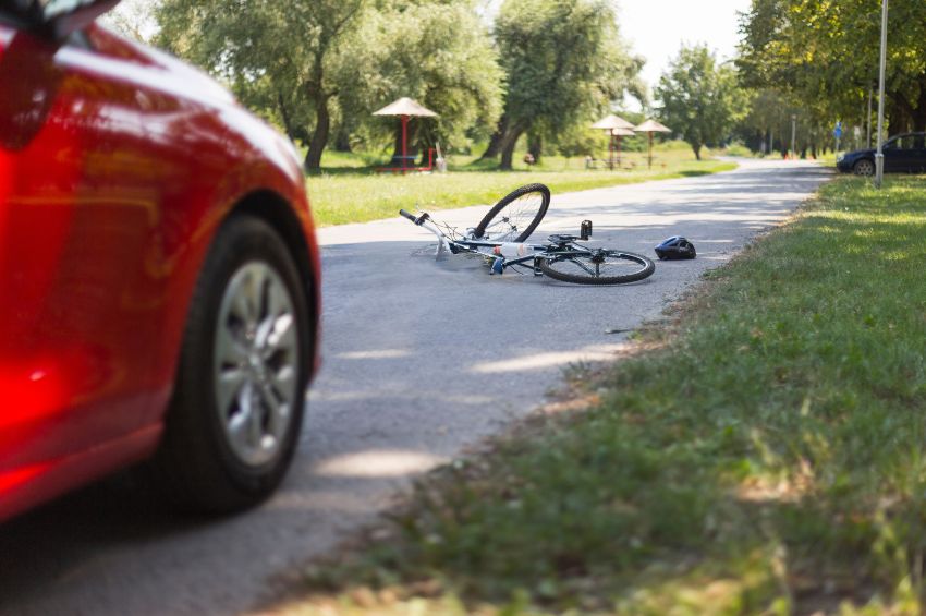 Buscan a auto que atropelló a una joven ciclista