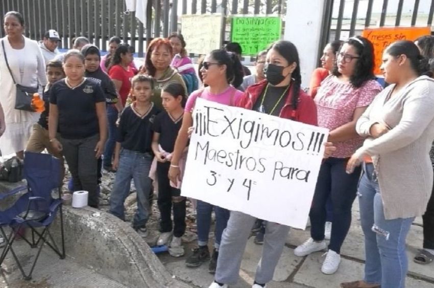 Padres de familia cierran primaria en Victoria; exigen maestros