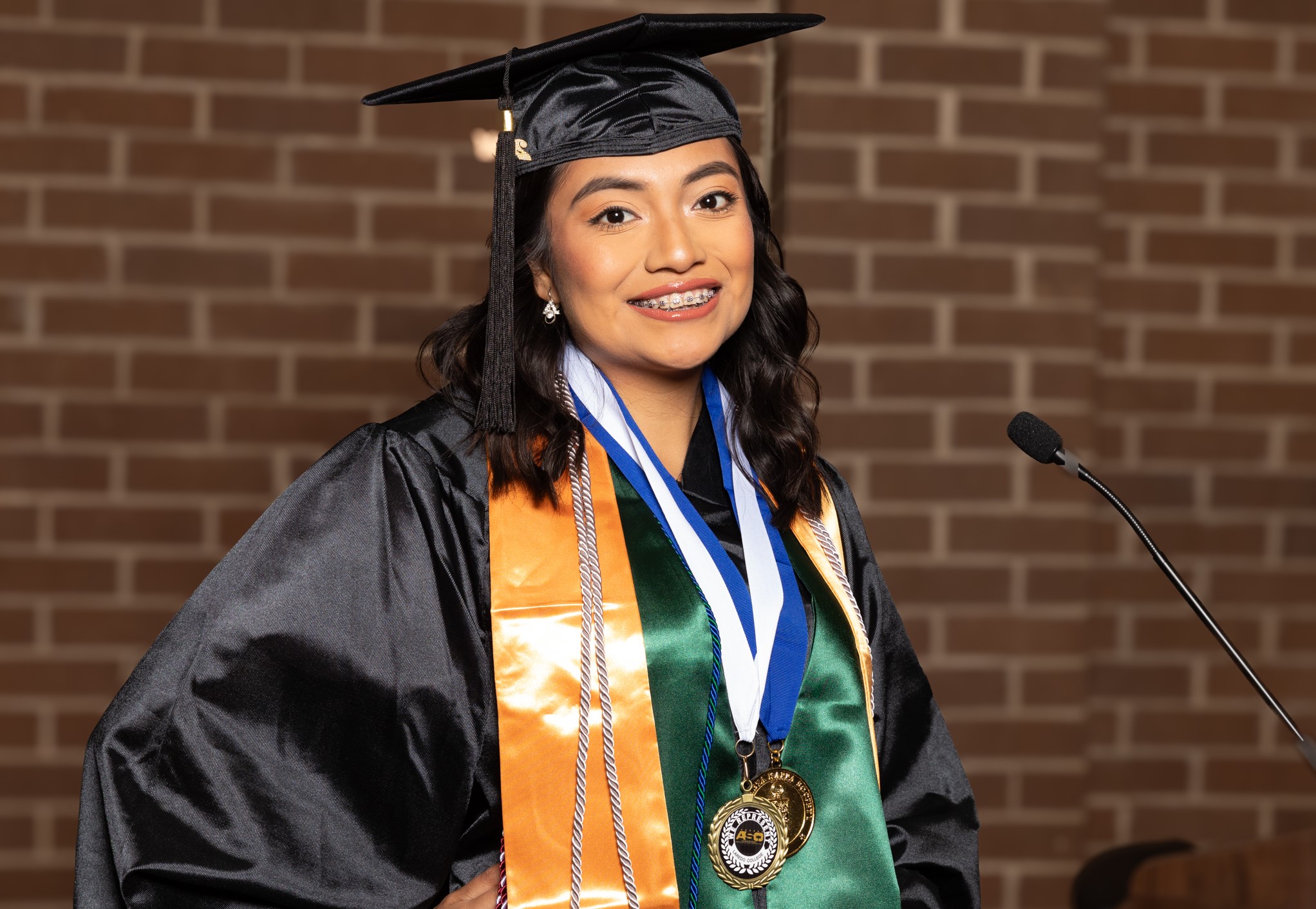 Chica neolaredense gradúa con honores en el Colegio de Laredo