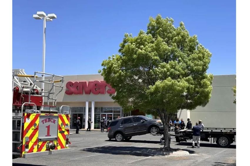 Choca SUV contra tienda en Las Cruces: una muerta, 14 heridos