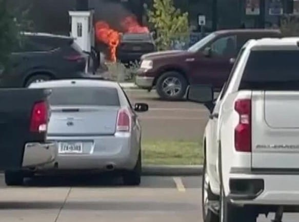 Alarma en el sur de Laredo: se incendia auto en una gasolinera