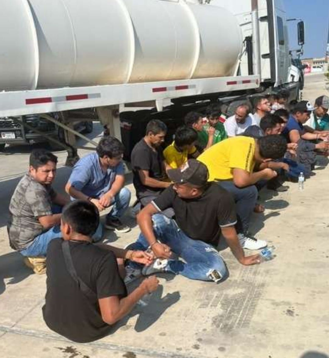Rescata DPS  a 24 migrantes de un camión-pipa abandonado