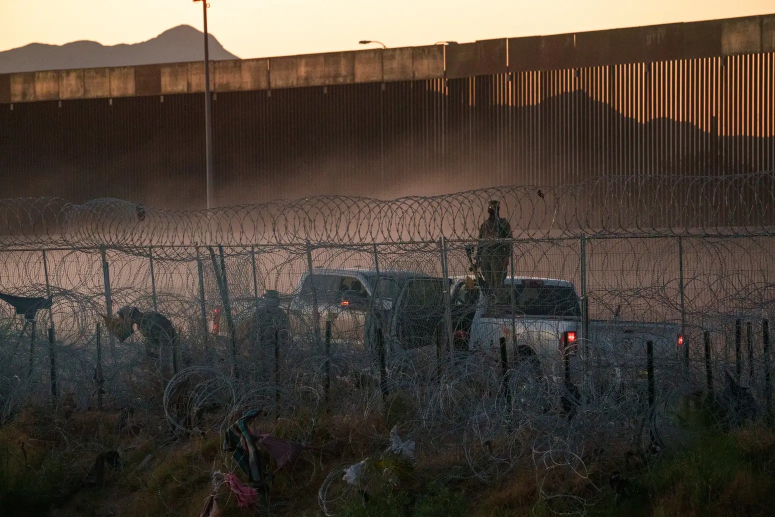 Soldados de la Guardia Nacional disparan balas de pimienta a inmigrantes