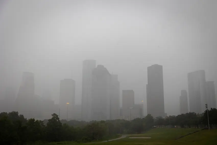 Más de 2 millones de familias sin luz en Houston, tras tocar Beryl