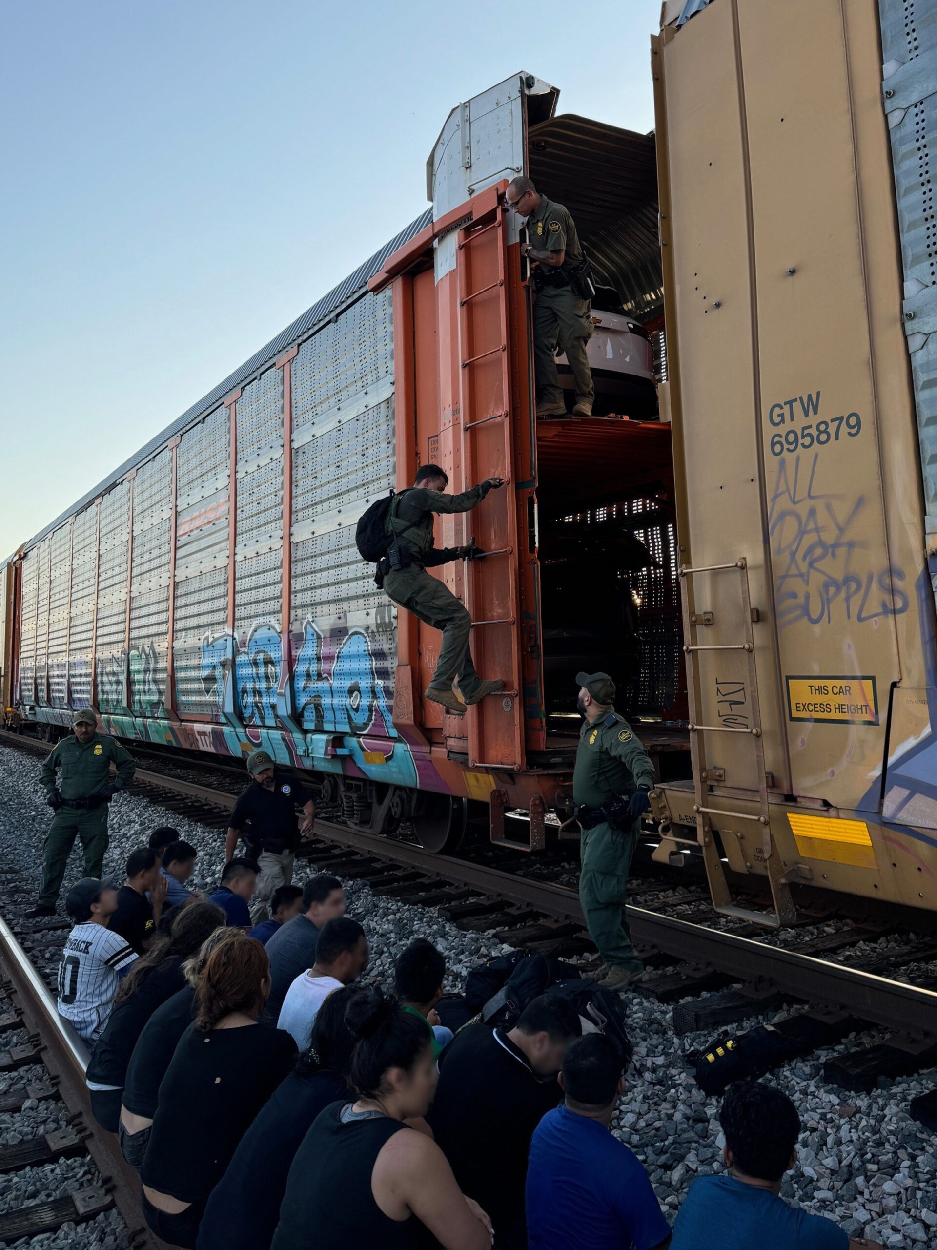 Rescatan a 23 inmigrantes encerrados y abandonados en un furgón