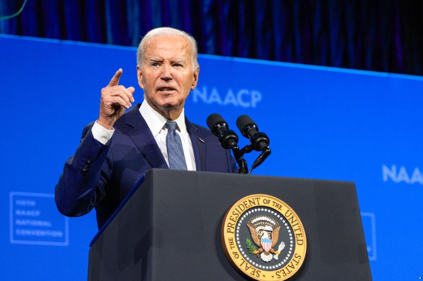 Tras días enfermo, Biden da negativo a COVID-19 y reaparece en público: video  