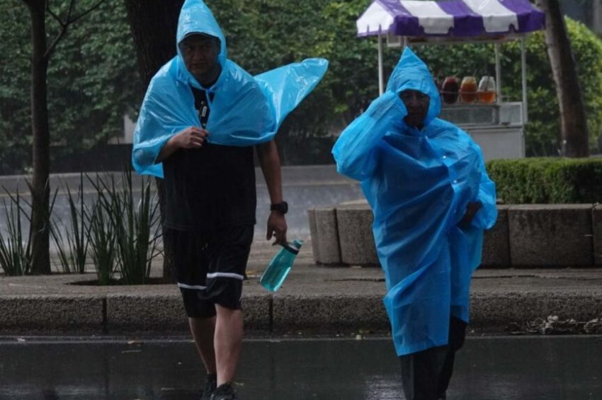 Onda tropical 14 y monzón mexicano seguirán generando lluvias fuertes en gran parte del país