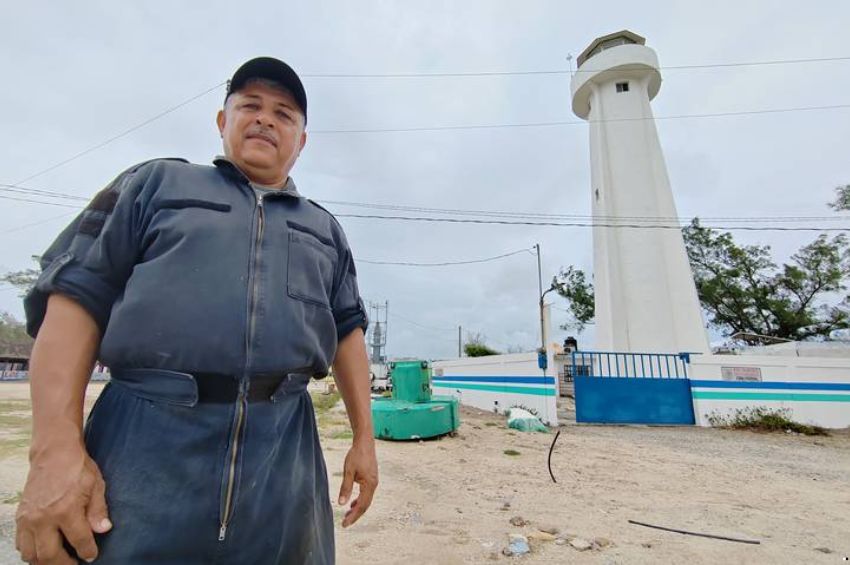 Diego Padilla cuida la costa desde el faro de La Pesca, Tamaulipas: cumple 37 años en el oficio