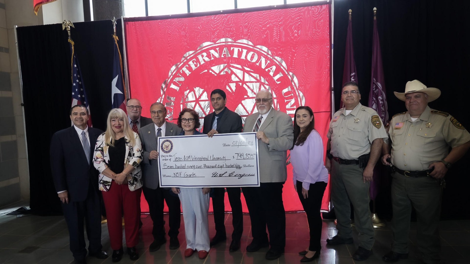 Casi $800 mil para los programas de Inteligencia Artificial y STEM de TAMIU