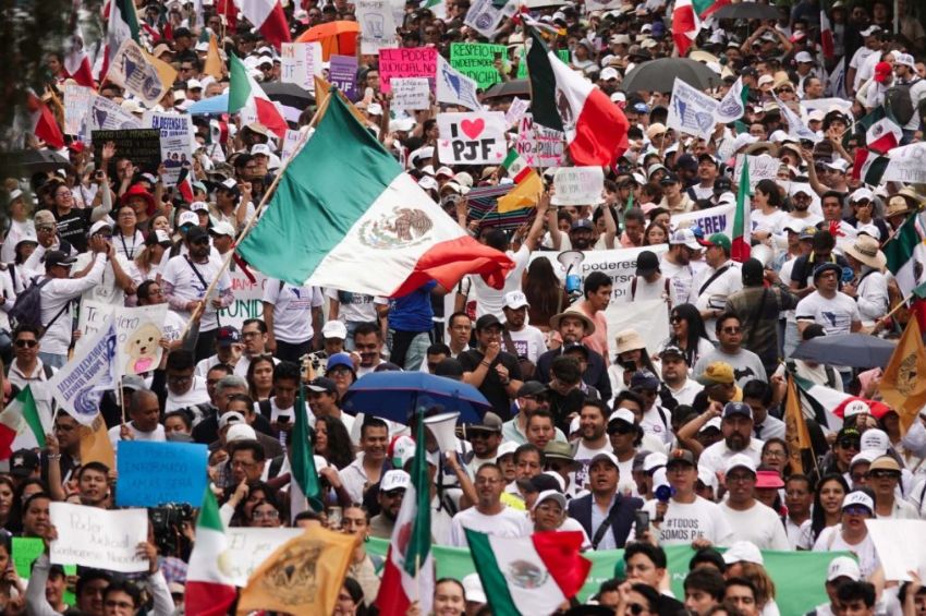 Estudiantes de la UNAM marchan en solidaridad con trabajadores del Poder Judicial Federal