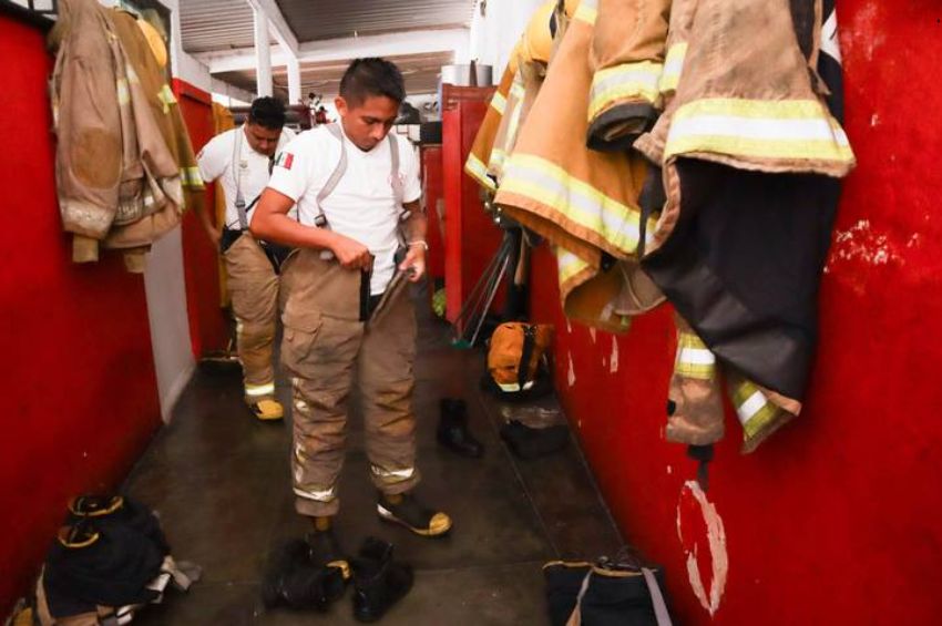 Con nuevos equipos reconocen la noble valor de los bomberos en Nuevo Laredo, Tamaulipas