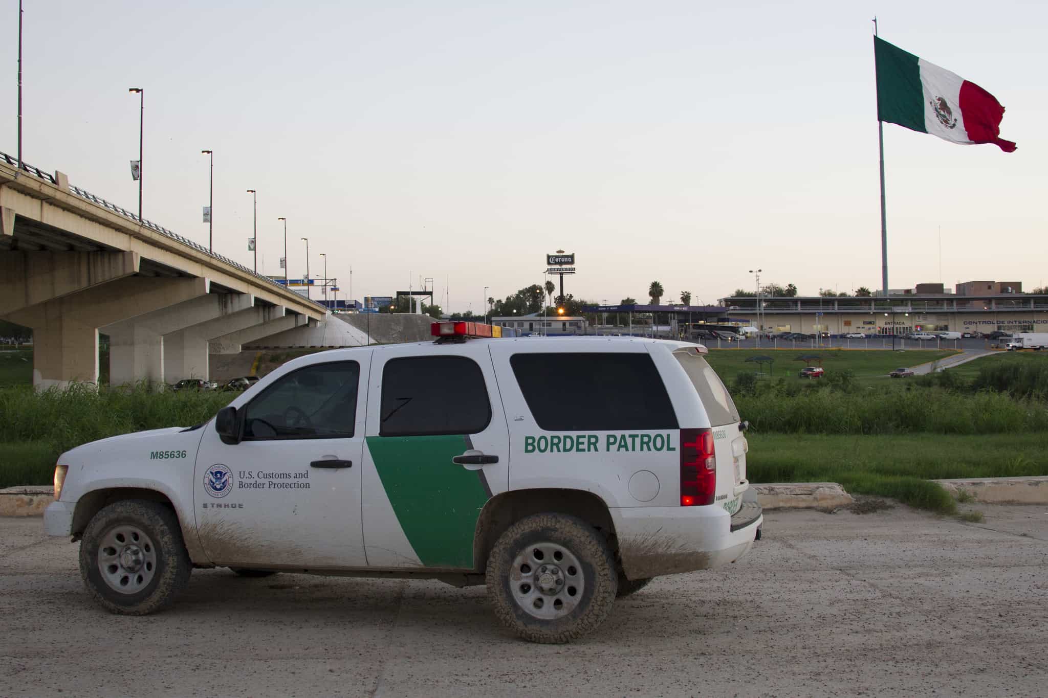 Patrullero fronterizo hiere de un balazo a inmigrante