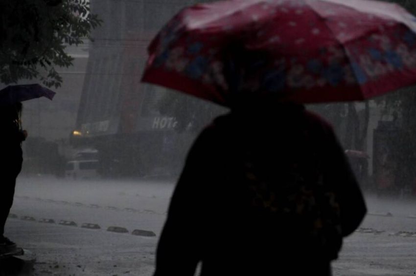 Frente frío 1, monzón mexicano y onda tropical 20 seguirán generando lluvias en el país este lunes