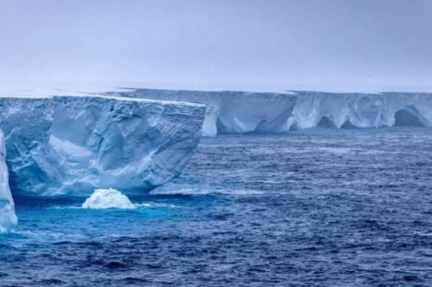 El iceberg más grande del mundo se desprende de la Antártida y navega a la deriva en el Océano Austral