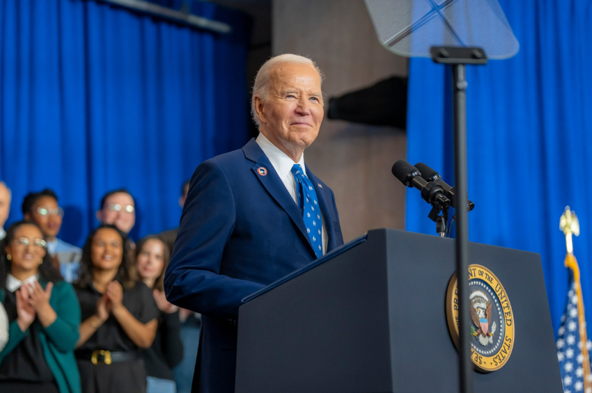 Biden logra nombrar a 235 jueces; varios de ellos latinos