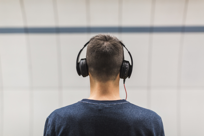 Advierten que el uso de auriculares podría estar relacionado con esta condición cerebral