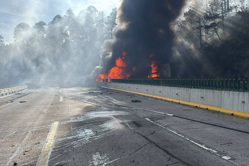 Caos en la México-Puebla por choque e incendio de pipa; hay cierre en ambos sentidos