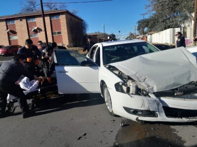 Joven mujer resulta lesionada en encontronazo