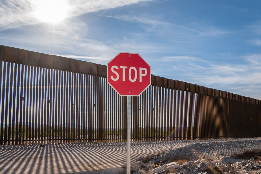 Trump se vanagloria de los récords logrados en cerrar la frontera y deportar a inmigrantes