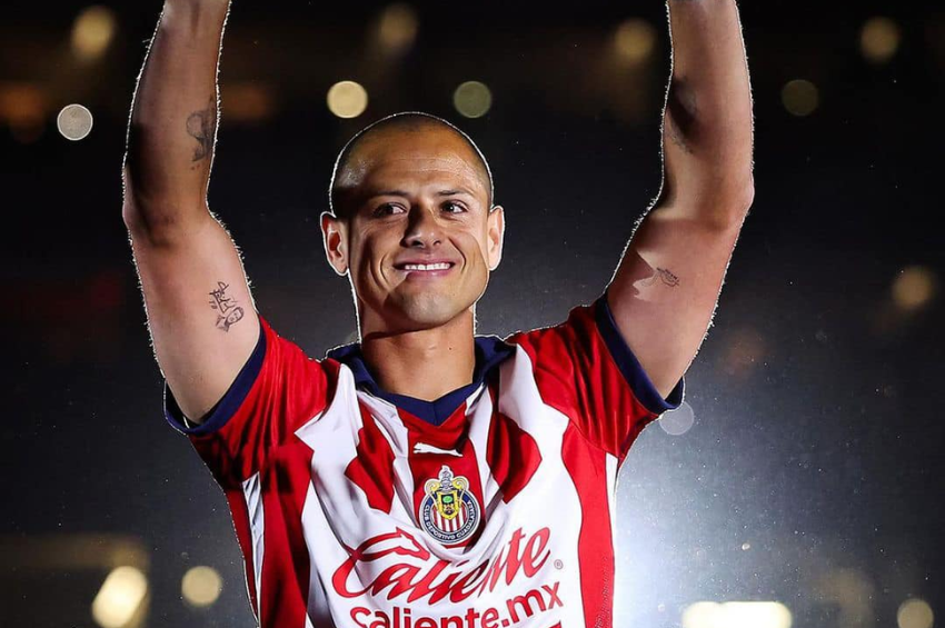 ‘Chicharito’ festejó mostrando el escudo de Chivas a la tribuna