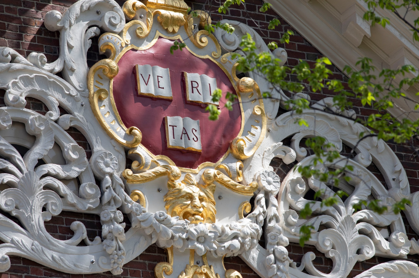 Trump congela todos los nuevos fondos federales a la Universidad de Harvard