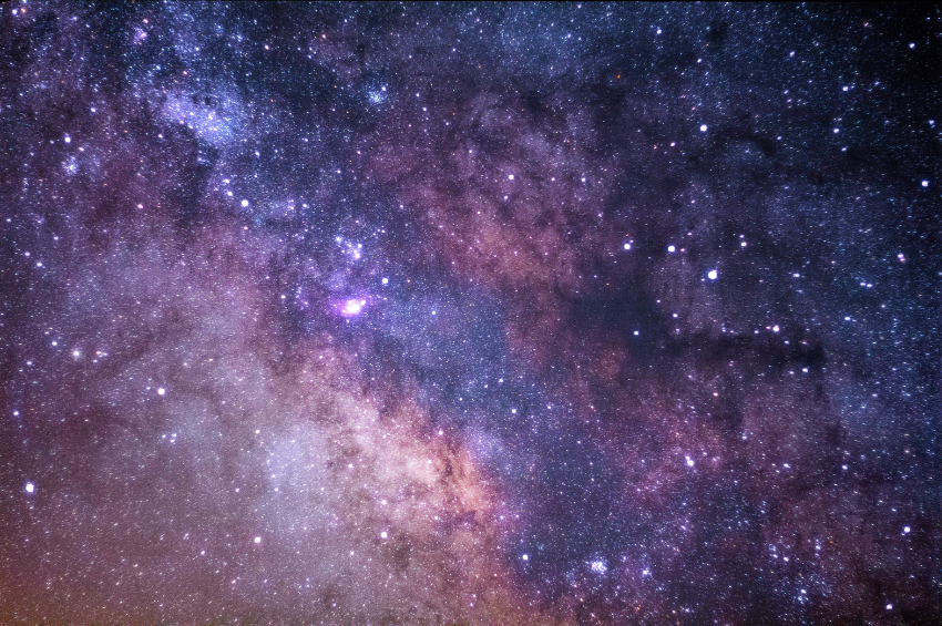 Descubren una enorme y extraña nube que brilla en la oscuridad en el universo Descubren una enorme y extraña nube que brilla en la oscuridad en el universo