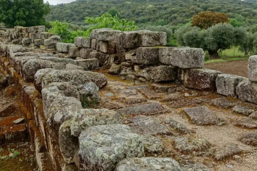 Descubren una piedra con extraños símbolos que ha causado desconcierto entre los científicos
