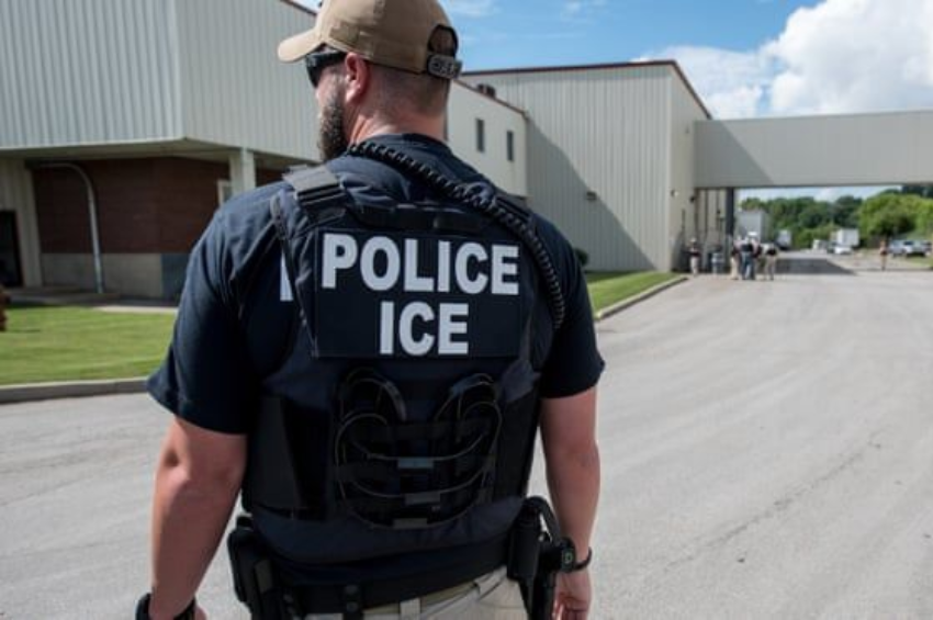 Inmigrantes arrestados y detenidos por ICE al estilo de George Floyd