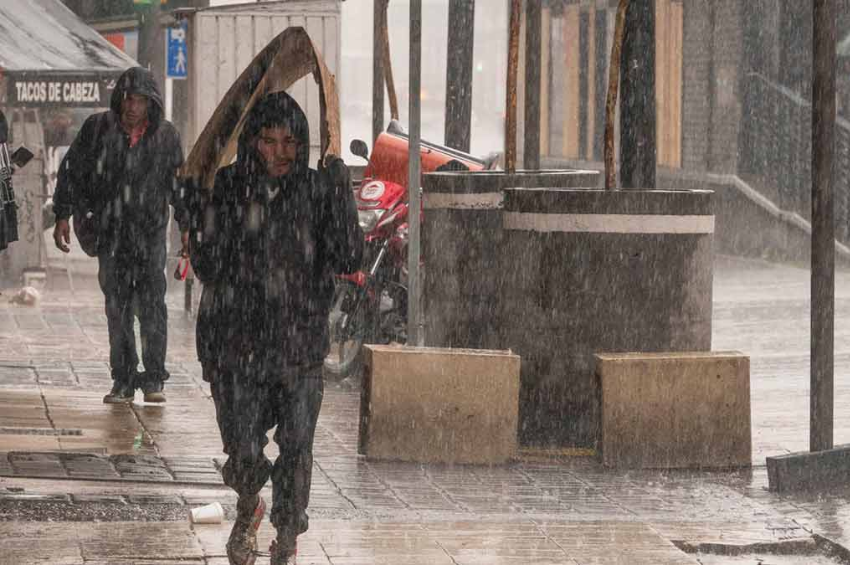 Flossie sube a categoría 3; prevén lluvias torrenciales y alto oleaje