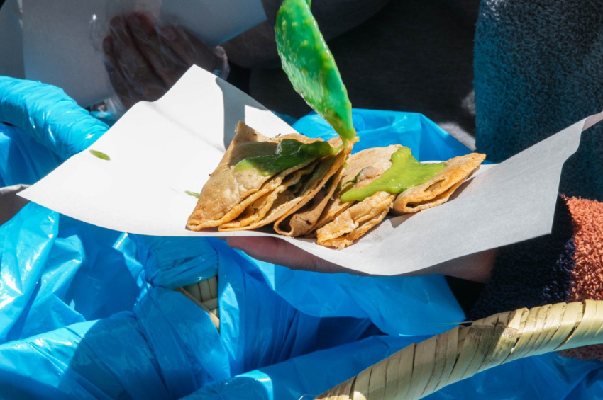 ¡Alerta en CDMX! Detectan estas bacterias peligrosas en salsas de puestos callejeros cercanos al Metro