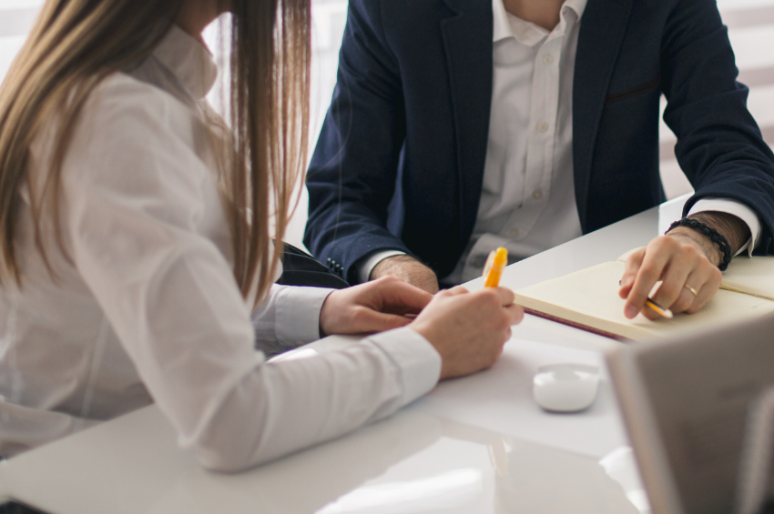 Cómo es el apoyo de los voluntarios a los migrantes detenidos en las cortes: desde guardar pertenencias hasta llamar a contactos
