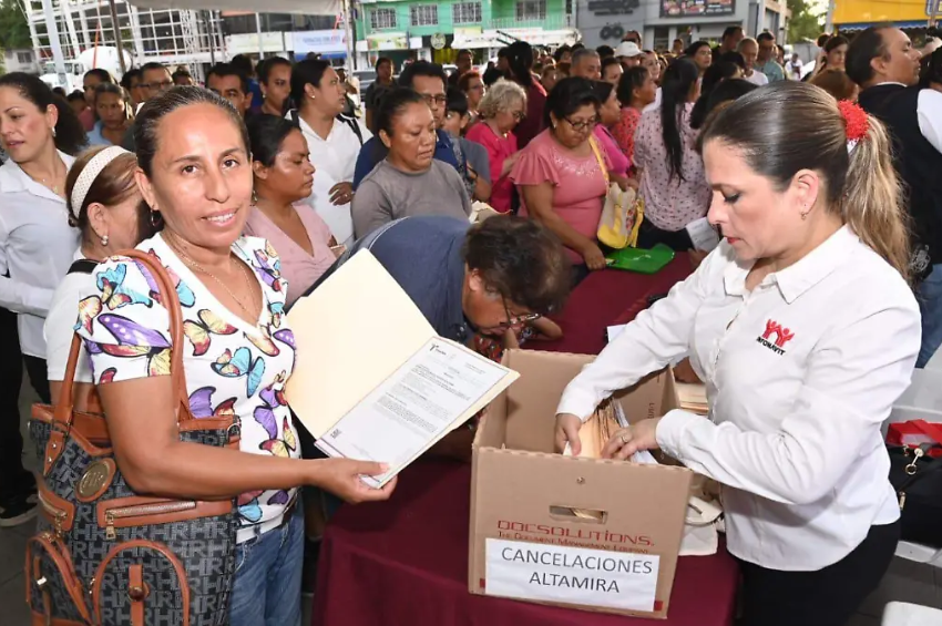 Infonavit cancela sus hipotecas y libera sus viviendas, 300 familias de Altamira celebran