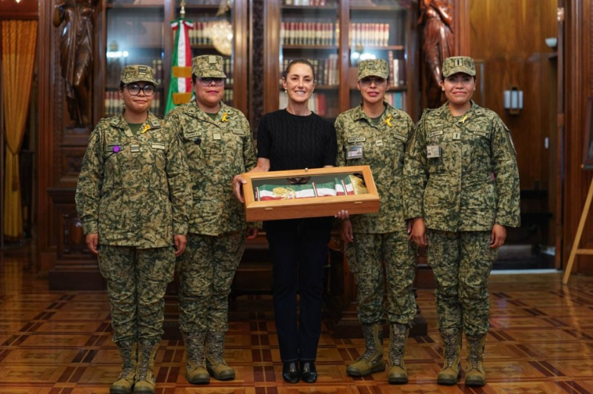 Sheinbaum presume banda presidencial que portará en el Grito de Independencia