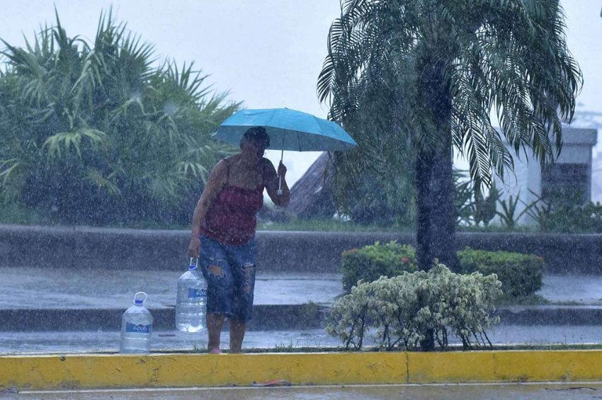Lorena podría intensificarse a huracán; ocasionarán lluvias muy fuertes este miércoles