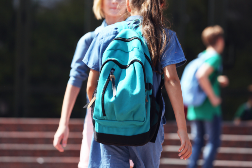 Escuelas en alerta por ICE ante retorno a clases