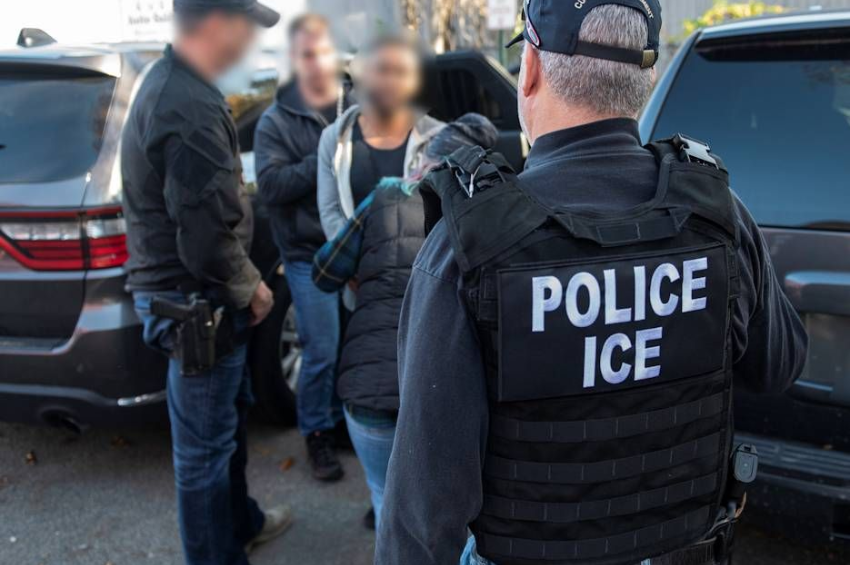 El Pentágono autoriza el uso de una base naval para las redadas de ICE en Chicago