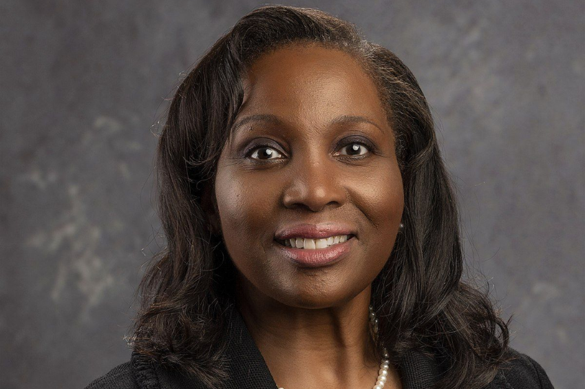 Jueza da revés a Trump y  frena despido de Lisa Cook de la Fed