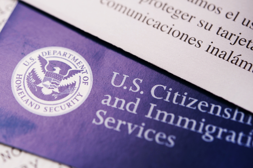 El permiso de viaje para inmigrantes aumenta a $1,000 dólares, confirmó USCIS