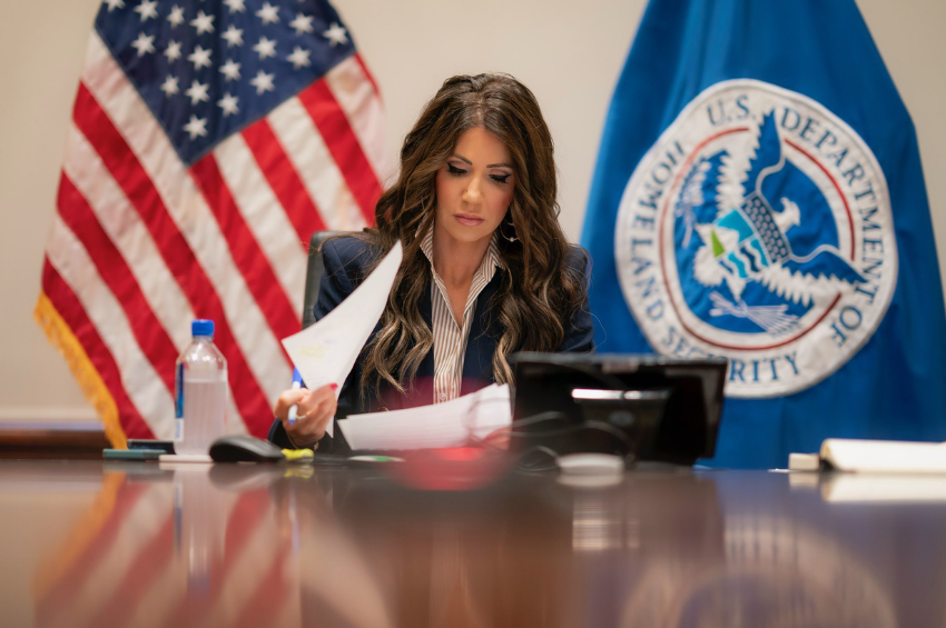 Kristi Noem afirma que ICE ha detenido a 480,000 inmigrantes y 70% son criminales: ¿es cierto?