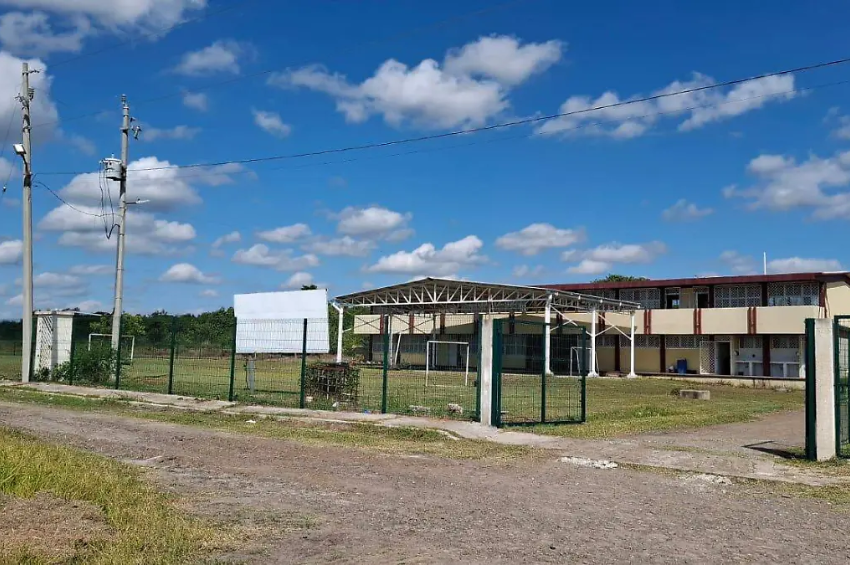 Secundaria de Altamira cumple dos meses sin luz (y la reparación podría tardar hasta un año)