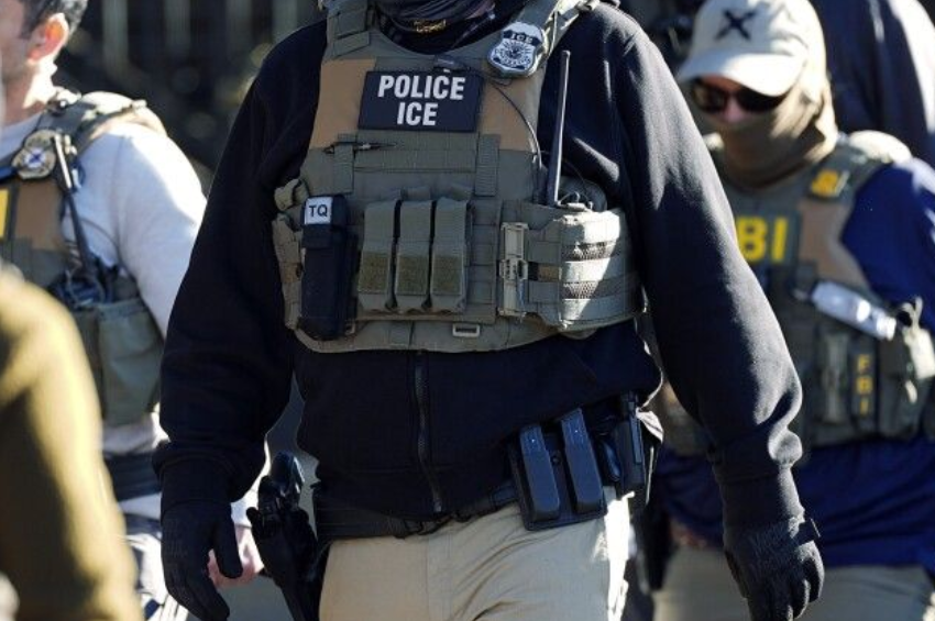 Sindicato de servicios pide a 4 aerolíneas terminar contratos con ICE para deportaciones