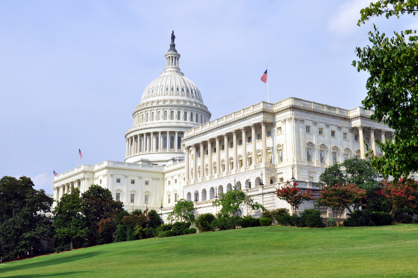Con siete demócratas, Senado consigue mayoría de votos para reabrir el Gobierno