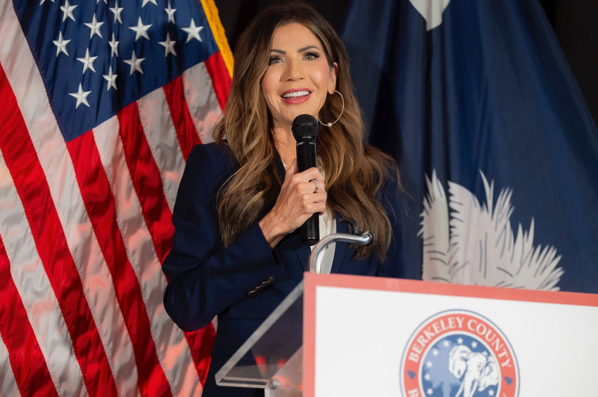 Noem propone a Trump prohibir viajes a EE.UU. a personas de países que enviaron “invasores”