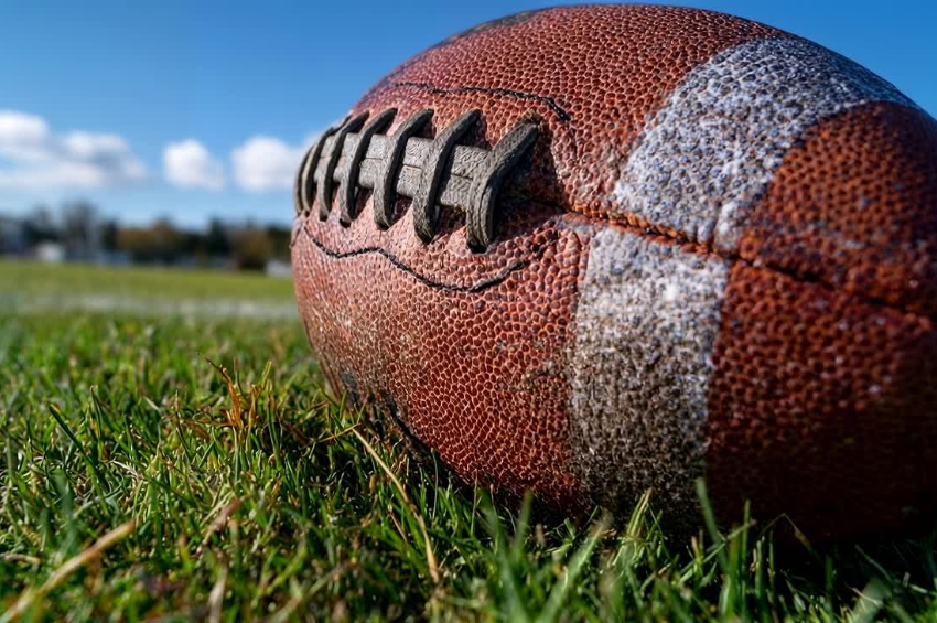 Los Chargers vencen a Eagles en duelo de errores