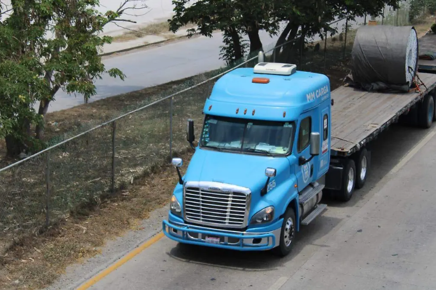 Transportistas de Tamaulipas acusan mafia entre tránsitos y grúas en Nuevo León