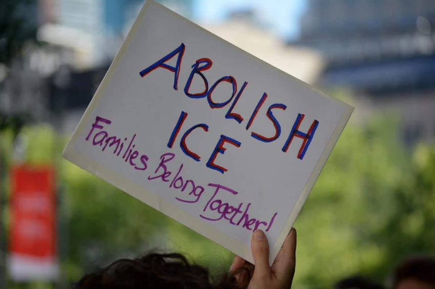 ¿Qué documentos debo tener si me detiene ICE en 2026? Guía de preparación para migrantes