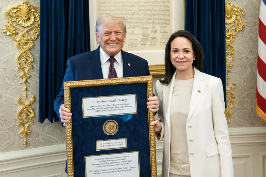 Trump presume medalla del Premio Nobel de la Paz que le obsequió María Corina Machado