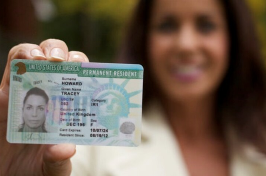 USCIS refuerza revisión en peticiones de Green Card y cooperación con ICE