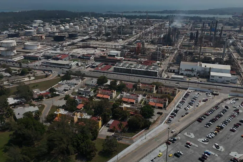 Pemex aumenta la renta a los trabajadores: “es injusto y peligroso que se vayan, necesitan estar cerca de la Refinería”